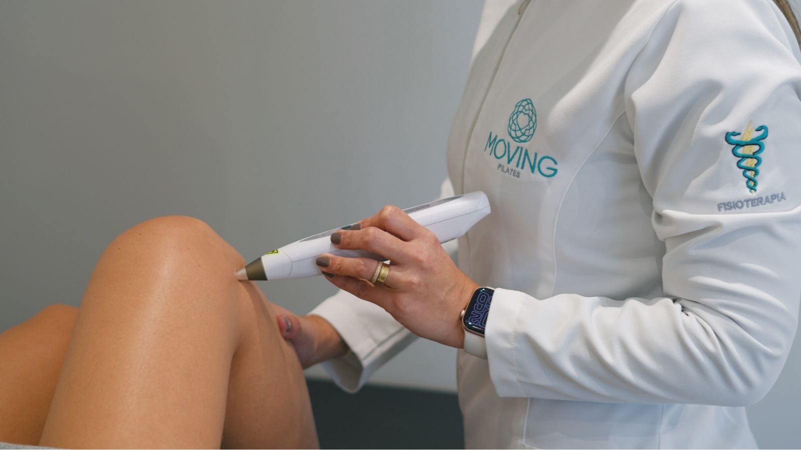 Mulher realizando exercícios de fisioterapia com um profissional.