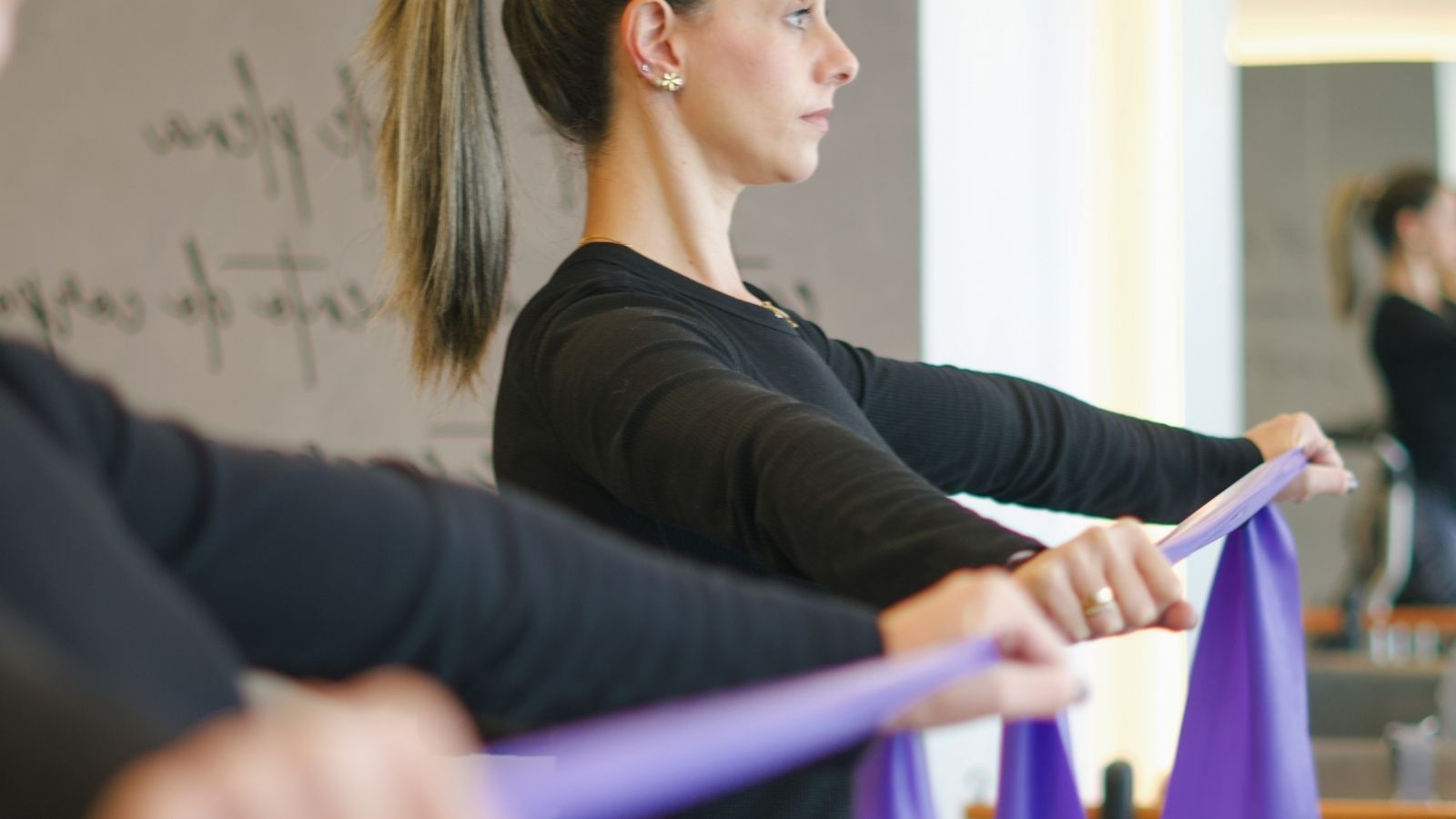 Pessoa praticando Pilates em um aparelho específico.
